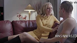 وااو، زوجة أبي مونا ويلز مجنونة بروايات إيروتيكية وأكثر