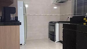 Elektricien met grote pik neukt geile klant die plaagt in korte shortjes