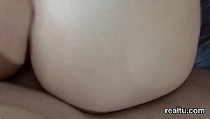 Зашеметяваща чешка красавица съблазнена в мола и чукана силно в POV