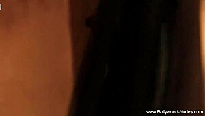 يا هلا، أنا بنت بوليوود العارية، أرقص عارية لك فقط الليلة.