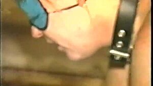 ¡Guau! Joven SuziSoumise atada y usada por tres hombres hambrientos