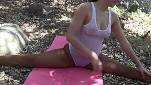 Aerobic-Training im Wald mit nackten akrobatischen Bewegungen in der Natur