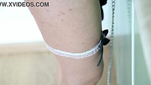 Hé, kijk deze dienstmeid vastgebonden in kettingen en handboeien afwas doen! 😳