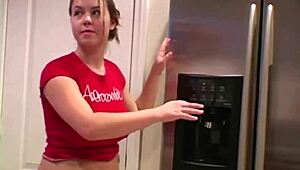 Ugh, nemůžu ani... Horká blondýna s velkými prsama dráždí na focení!