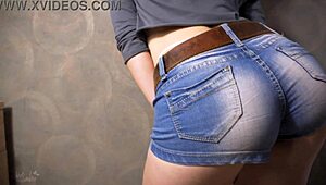 Seksi MILF Sık Kot Şortunda Beyaz Tangasını Gösteriyor