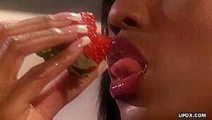 Erotska črna lepotica Jada Fire prstkuje svojo mokro pičko globoko v samostojnem orgazmu