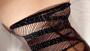 Hermosa putita me la chupa y despu�s se empina para que la masturbe y se venga a chorros