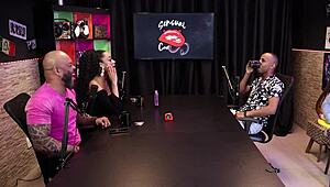 Черный топ показывает шрам на твердом искореженном хуе с горячим минетом