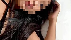 Hermosa putita me la chupa y despu�s se empina para que la masturbe y se venga a chorros