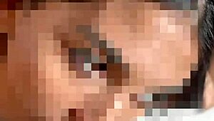 Hermosa putita me la chupa y despu�s se empina para que la masturbe y se venga a chorros