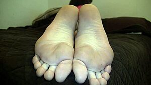 erin duval shows off her sexy feet