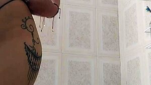 Colombiana cachonda en ducha con dedeo salvaje y chorro explosivo