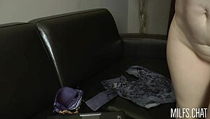 Рыжеволосая мама с красивыми глазами стягивает джинсы. Она пальцами трахает свою киску, чтобы мужики дрочили.