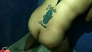 Rica masturbación en la regadera me encanta venirme 😍