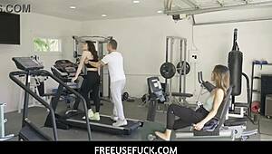 เพื่อนสาวลูกสาวเข้าร่วมเกมฟรียูสกับ Alexia Anders และ Mia Taylor