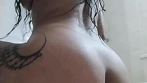 Colombiana cachonda en ducha con dedeo salvaje y chorro explosivo