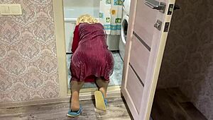 Posmama se saginje, podiže haljinu, jebu je u dupe!