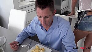 我抓到鬼鬼祟祟的继母在我丈夫旁边给我吹箫