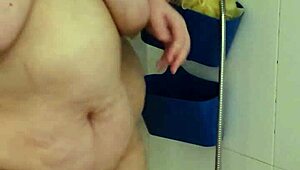 coolmarina meada calient y aplasta la lata con ropa interor