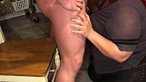 Soția mea amatoare împărțită pentru blowjob dublu cu facial