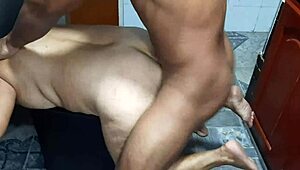 MILF rousse prostituée baisée dur dans la cuisine.