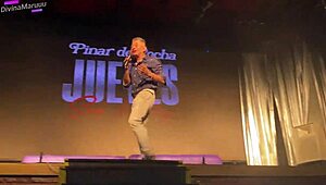 Divina Maruuu exibindo tetas grandes no show de lingerie