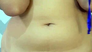 Ugh, mučim se da stavim ovaj plavi bikini na moju veliku latinsku guzu lol