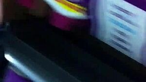 Chica al aire libre en shorts vaqueros upshorts