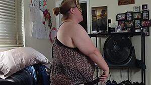 Ever Seen a Hot BBW Milf Mom's Juicy Pussy Stretched by a Wild Fucking Machine?