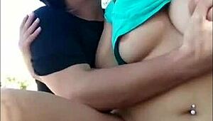 Veřejná lesní dobrodružství se sexy velkozadkou brunetkou