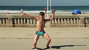 Ember, imádom nézni ezt a twinkot táncolni a strandon azzal a speedo kidudorással!