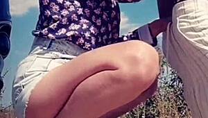 Pik likken spuit zaad op haar lippen