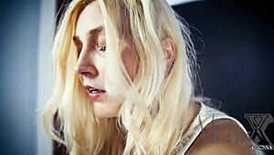 отчаянная жена шантажируется и сгибается для спермы