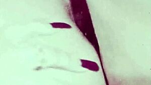 Vintage διαφυλετικές λεσβίες εξερευνούν τριχωτές επιθυμίες σε σκοτεινό Λονδίνο των swinging sixties