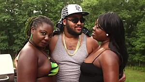 Lisa Rivera és Poizon Ivy csapatban csinálnak rendetlen dupla szopást Cali Kastrónak a Superhotfilms-ben