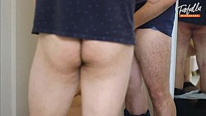 Żona ssie gościa, podczas gdy mąż filmuje każdy niegrzeczny moment w trójce