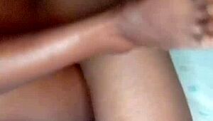 Латиночка прегърната в догги стил мисионерски