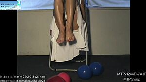 Muscular Japanese amateur shows off her bodybuilder skills in HD video