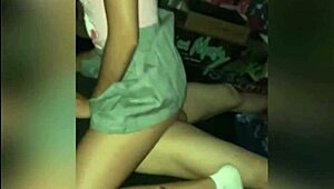 sexo casero con mi prima colegiala en la noche. no pude resistir cogermela mientras mis tíos dormían.