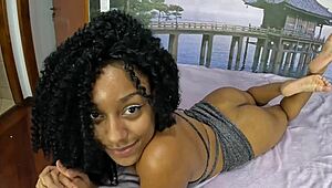 Vicky Menage brengt pittige backstage vibes met haar Latina charme voor het eerst