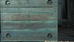 Zagagovaná krasavice zvednuta před hrubým šťoucháním v dominančním zápase