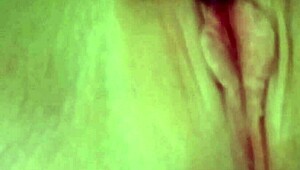 ¡Mira a Lexi Grant arrancarse la ropa y masturbarse el coño!