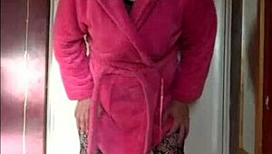 Crossdressing sissy længes efter pis i offentlig udendørs setting