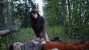 Latinajente onanerer ute ved siden av en annen jente