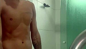 novinho carioca dotado no banho completo com red 😏