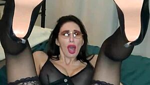 Sexy sekretářko, sleduješ mě v brýlích, punčochách a podpatcích, jak se dotýkám?