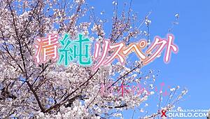 Adolescente japonaise 18+ Yui Sugimoto montre ses petits tétons sensibles 18+.