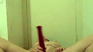 Mira a la esclava francesa disfrutar sesión en solitario el 8 de diciembre 2022