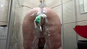 Hej, pozri si tú tučnú milfku ako si myje veľký zadok v penistej sprche