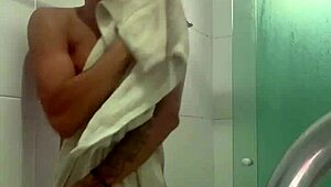 novinho carioca dotado no banho completo com red 😏